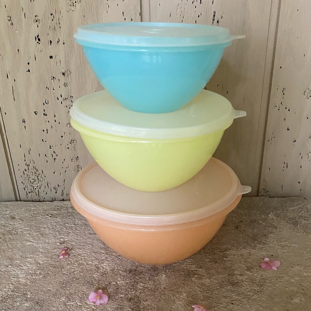 🥣Vintage pastel coloured Tupperware containers with lids. Set of three.